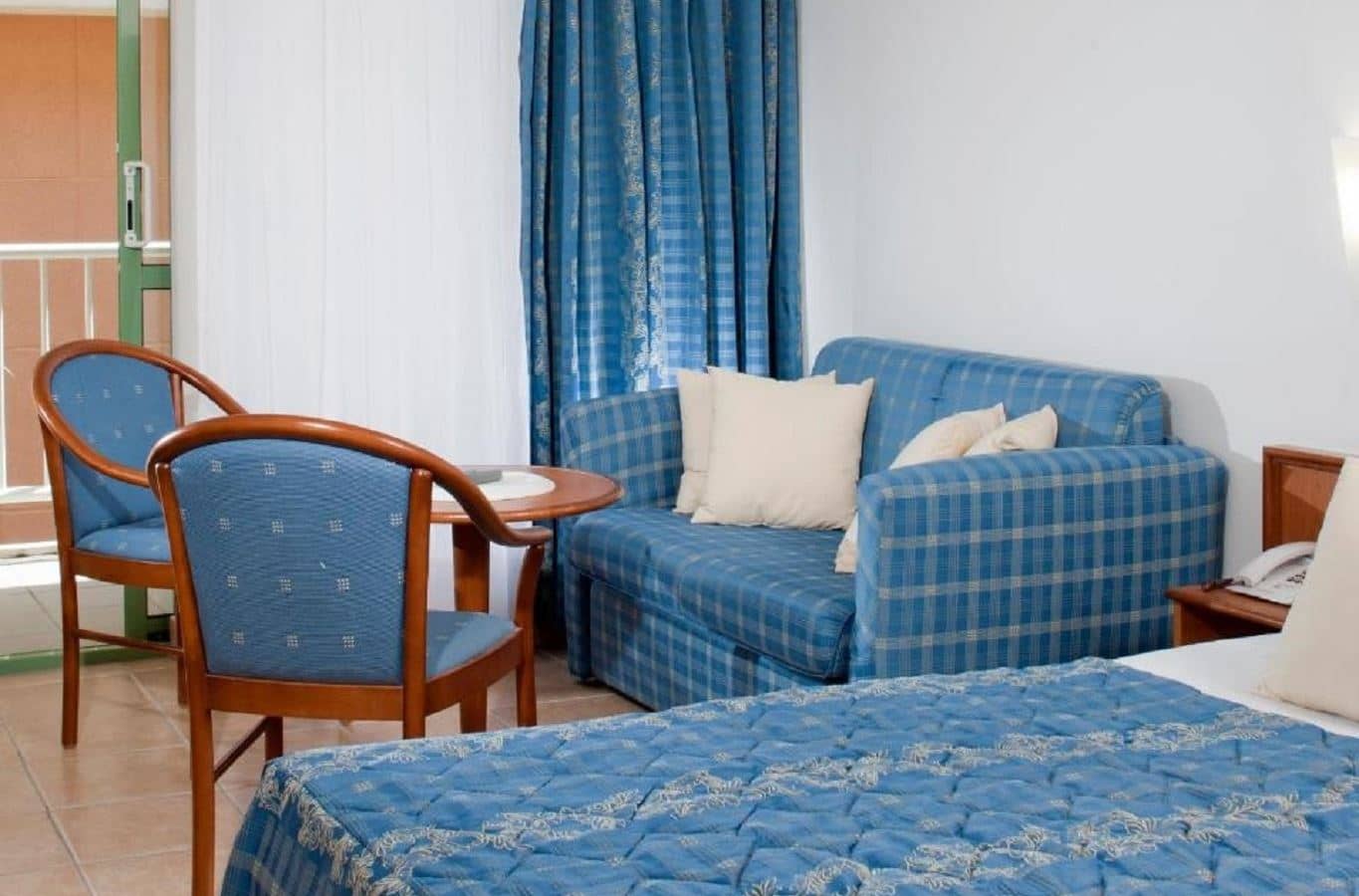 rooms-standard-room-balcony