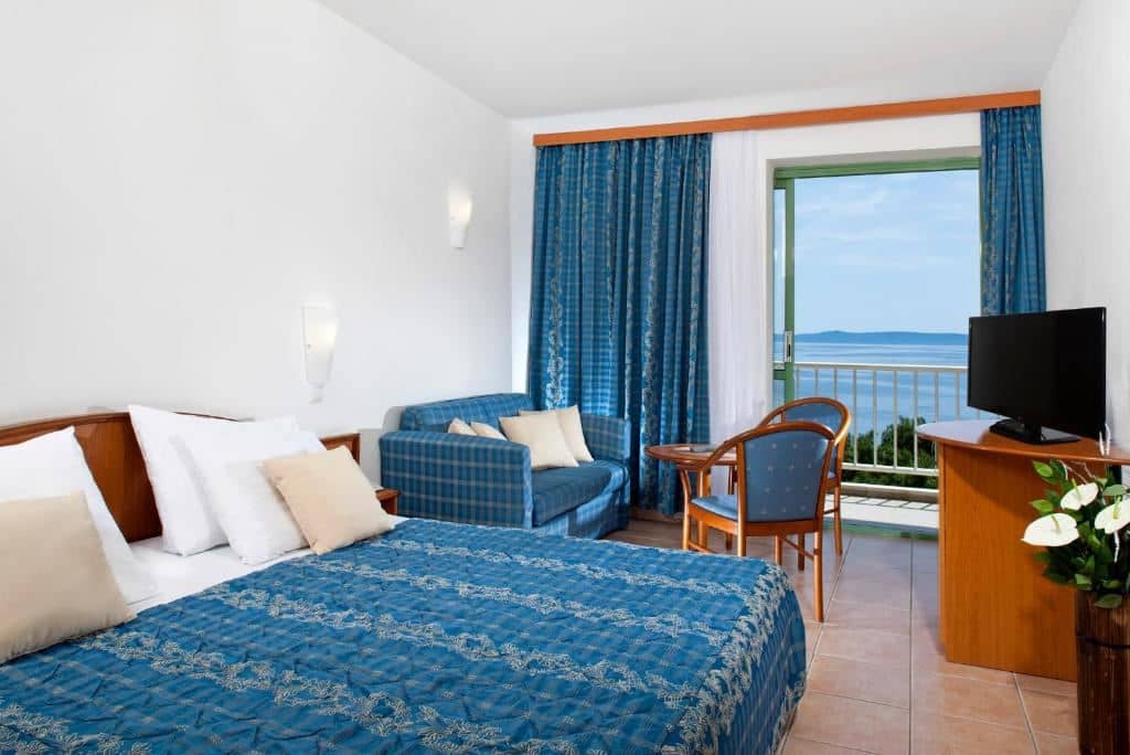 rooms-standard-room-seaside-balcony