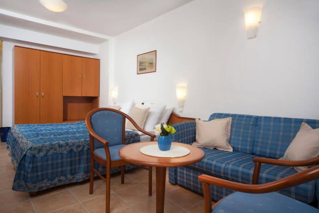 rooms-superior-room-seaside-balcony