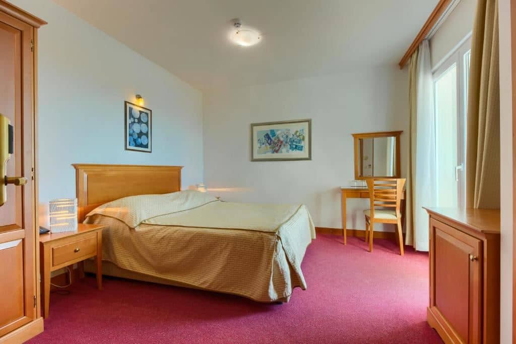 rooms-double-standard-room-riverview-balcony
