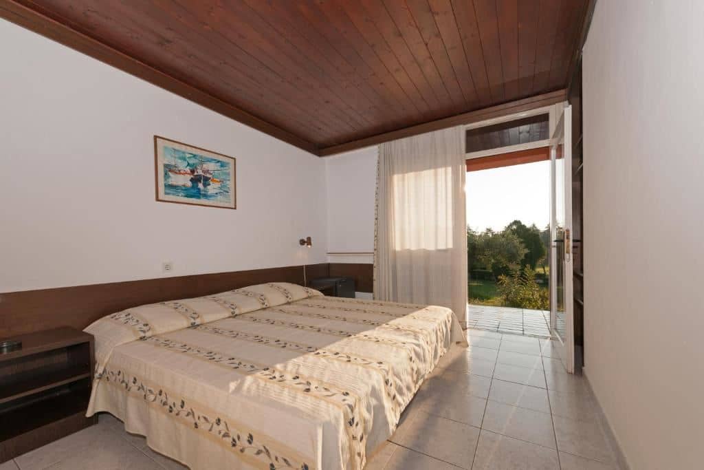 rooms-double-standard-room-balcony-or-terrace