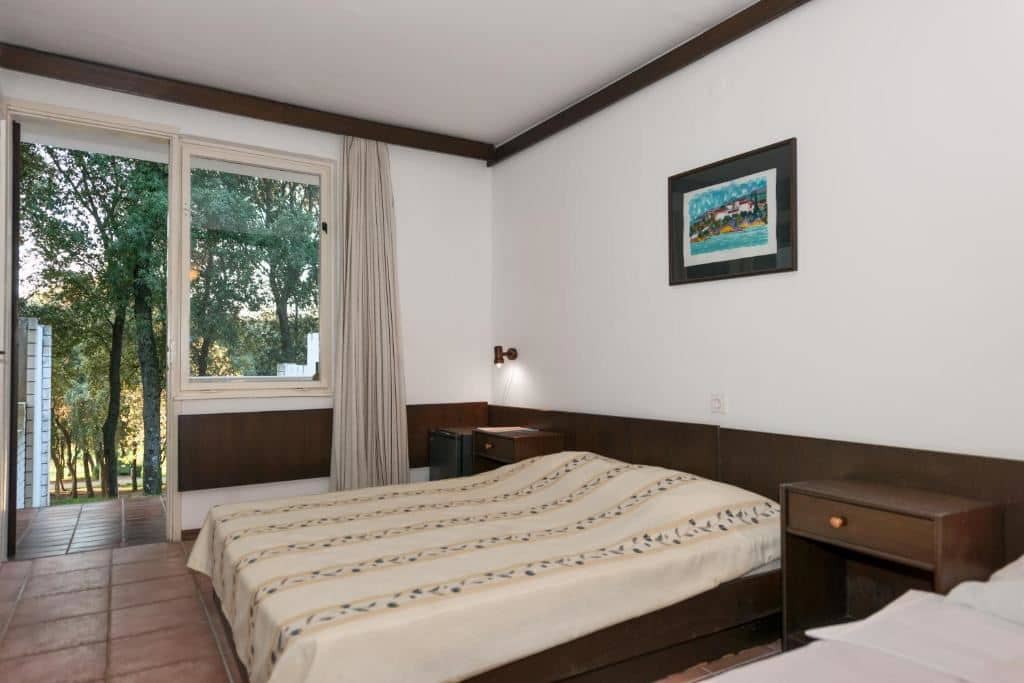 rooms-triple-standard-room-balcony-or-terrace