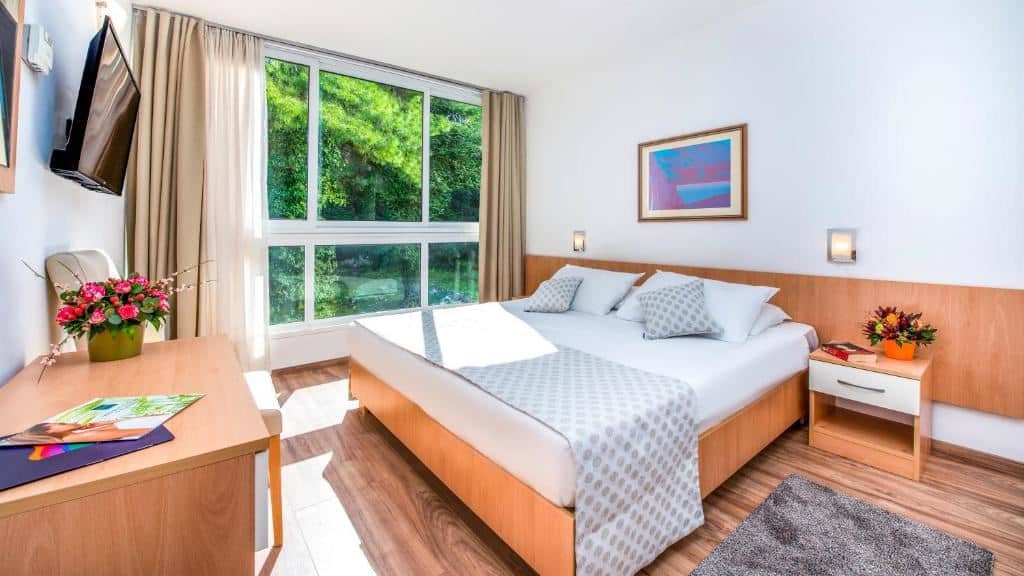 rooms-double-standard-room-seaview-balcony