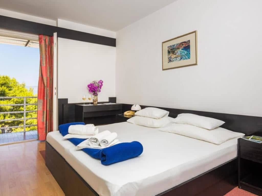 rooms-room-balcony