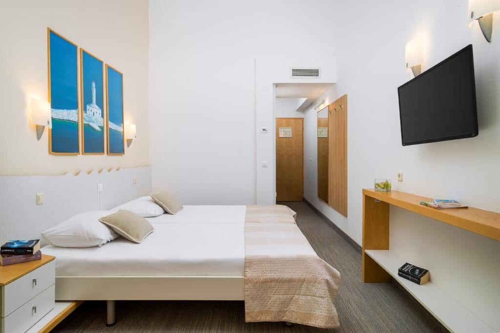 rooms-classic-familyroom-balcony-or-terrace