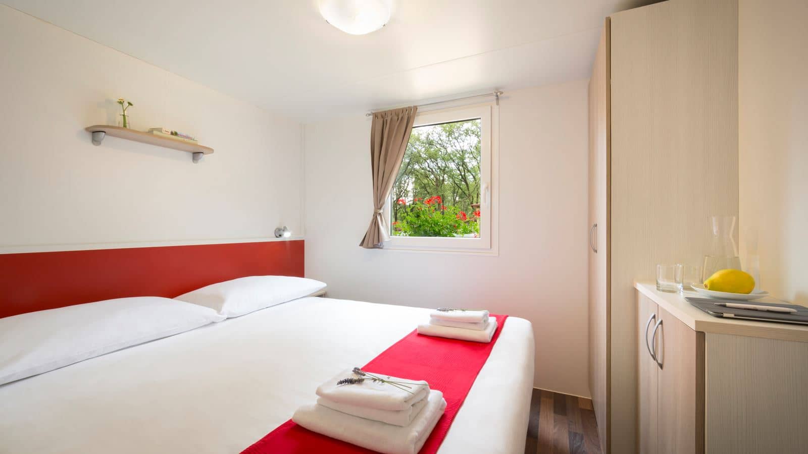 rooms-2-bedroom-premium-mobilehome-terrace
