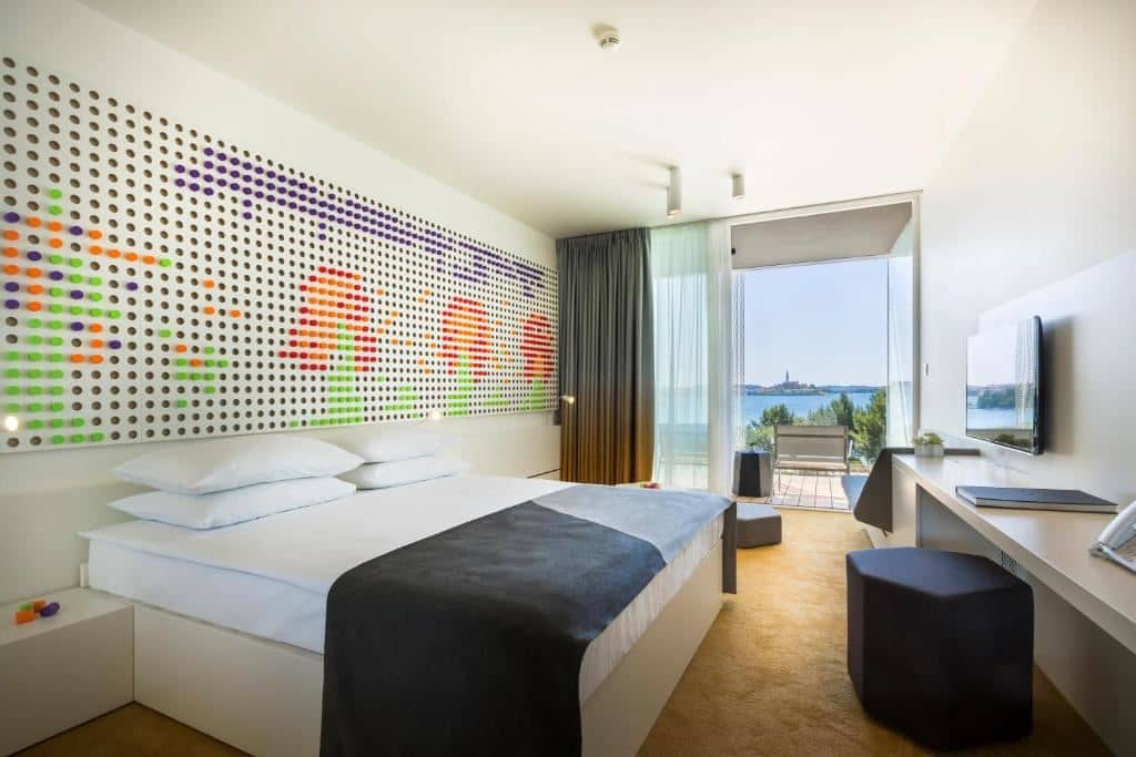 rooms-standard-room-seaside-balcony
