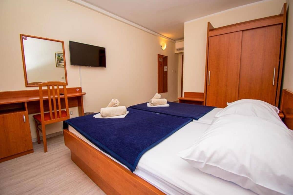 rooms-single-wchild-standard-room-seaside-balcony