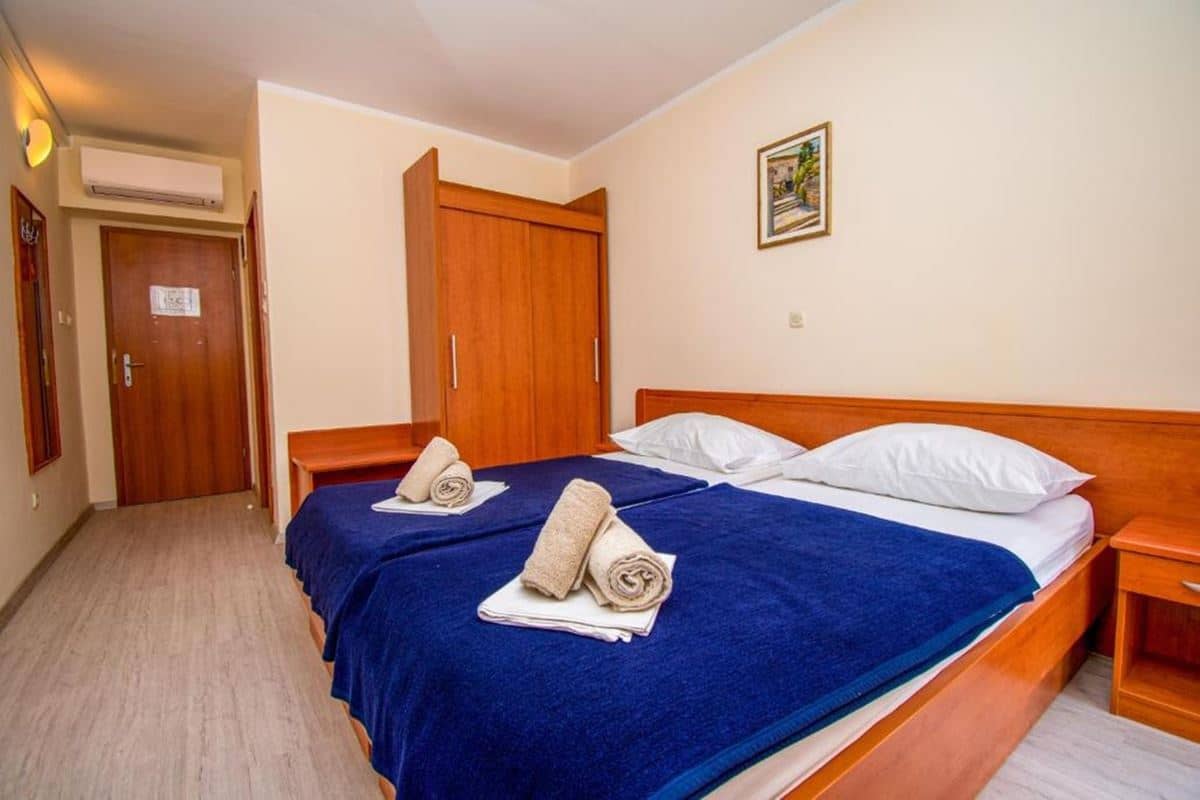 rooms-single-wchild-standard-room-seaside-balcony