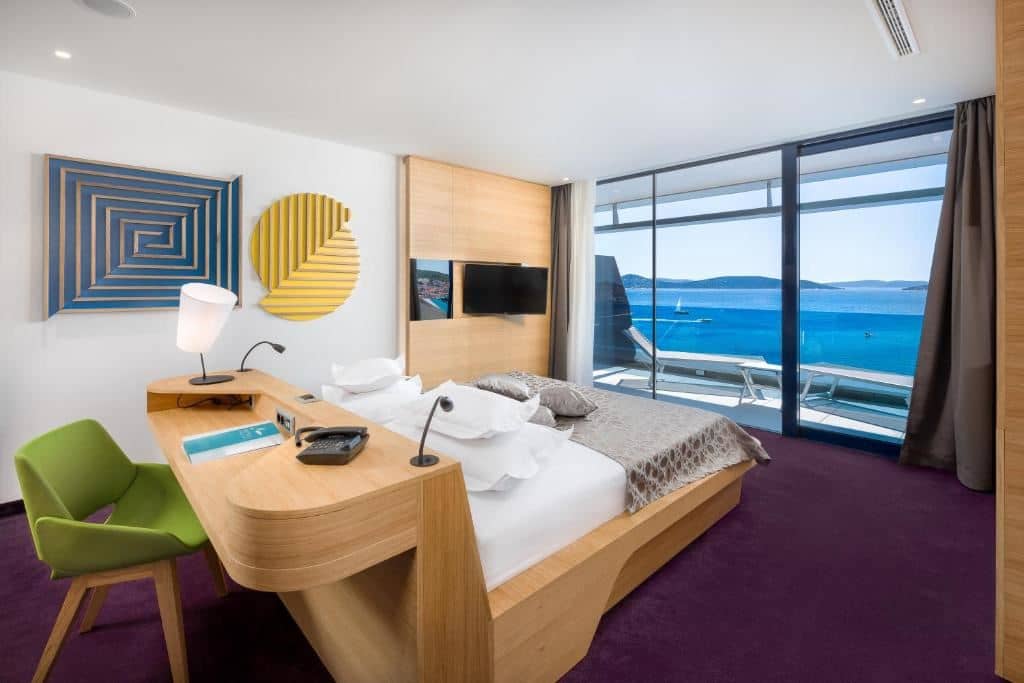 rooms-superior-room-seaview-balcony
