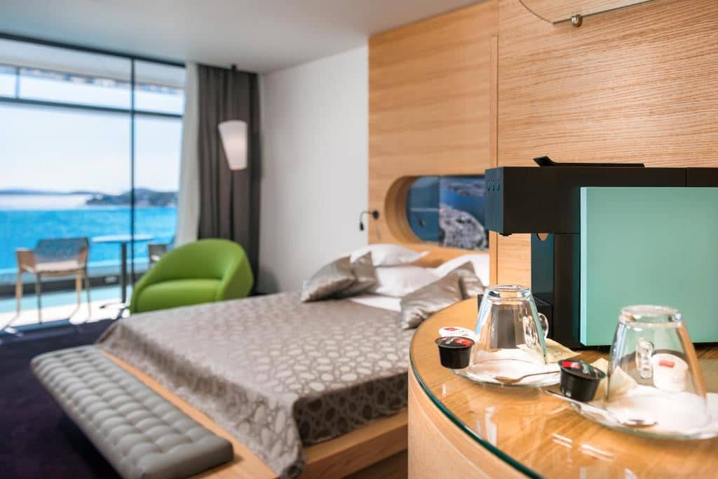rooms-deluxe-suite-balcony