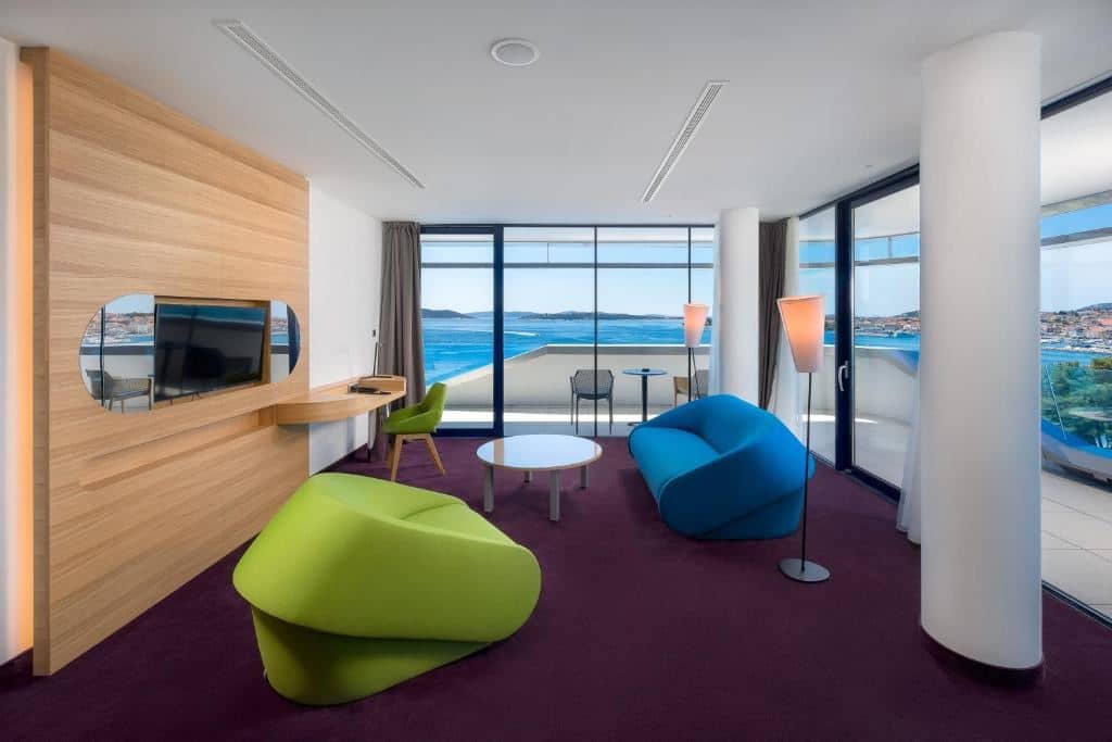 rooms-superior-room-seaview-balcony