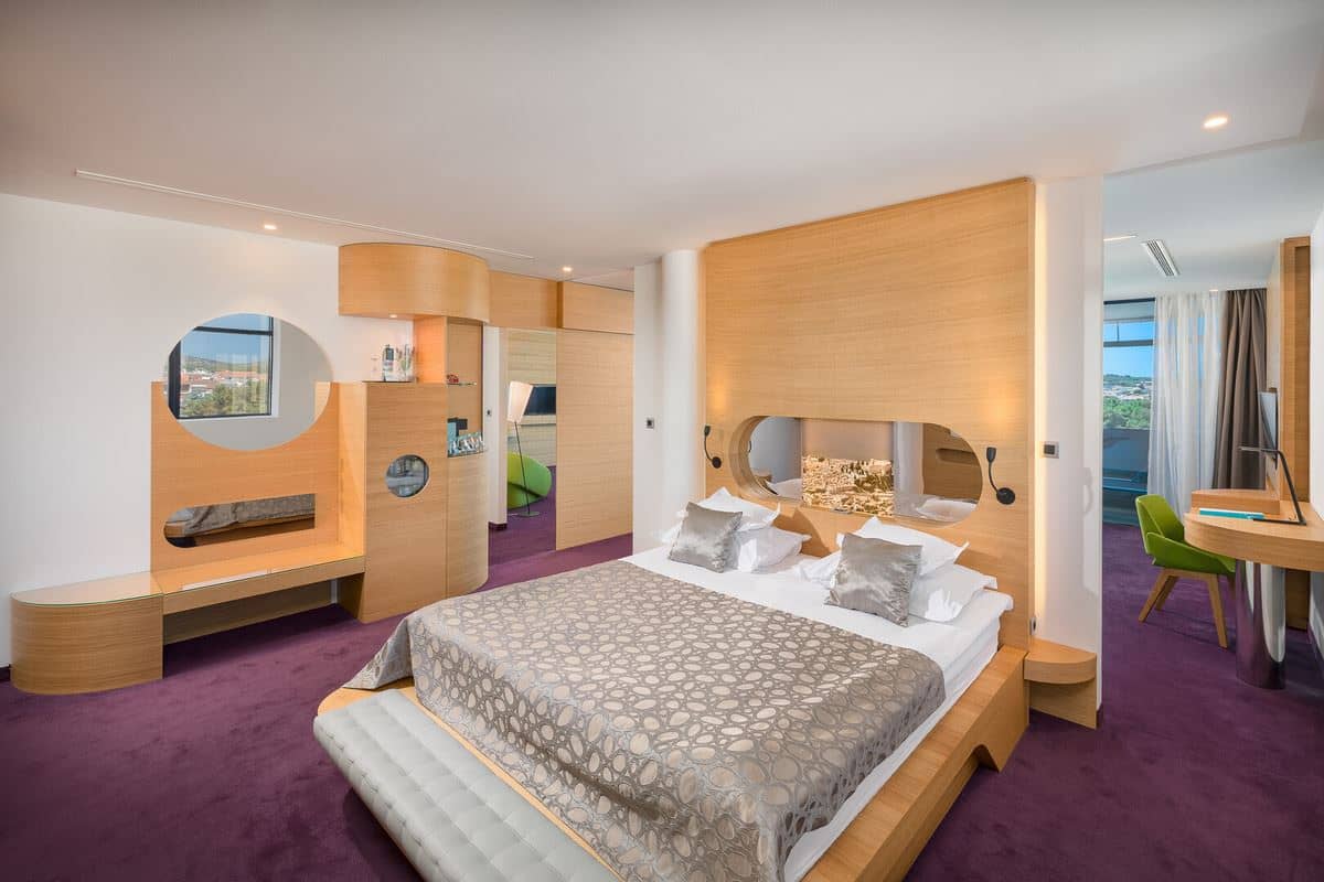 rooms-deluxe-suite-balcony