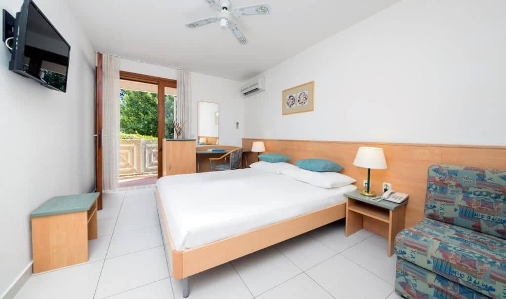 rooms-standard-room-seaside-balcony