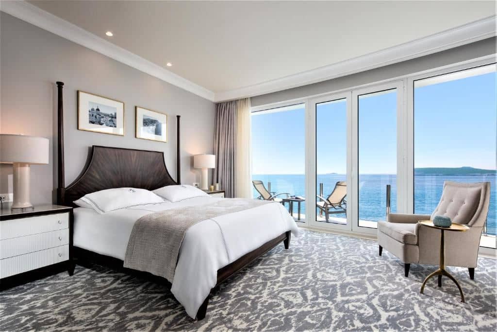rooms-double-deluxe-room-seaview-balcony