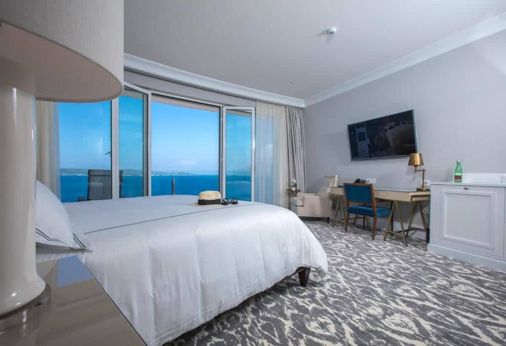 rooms-double-deluxe-room-seaview-balcony