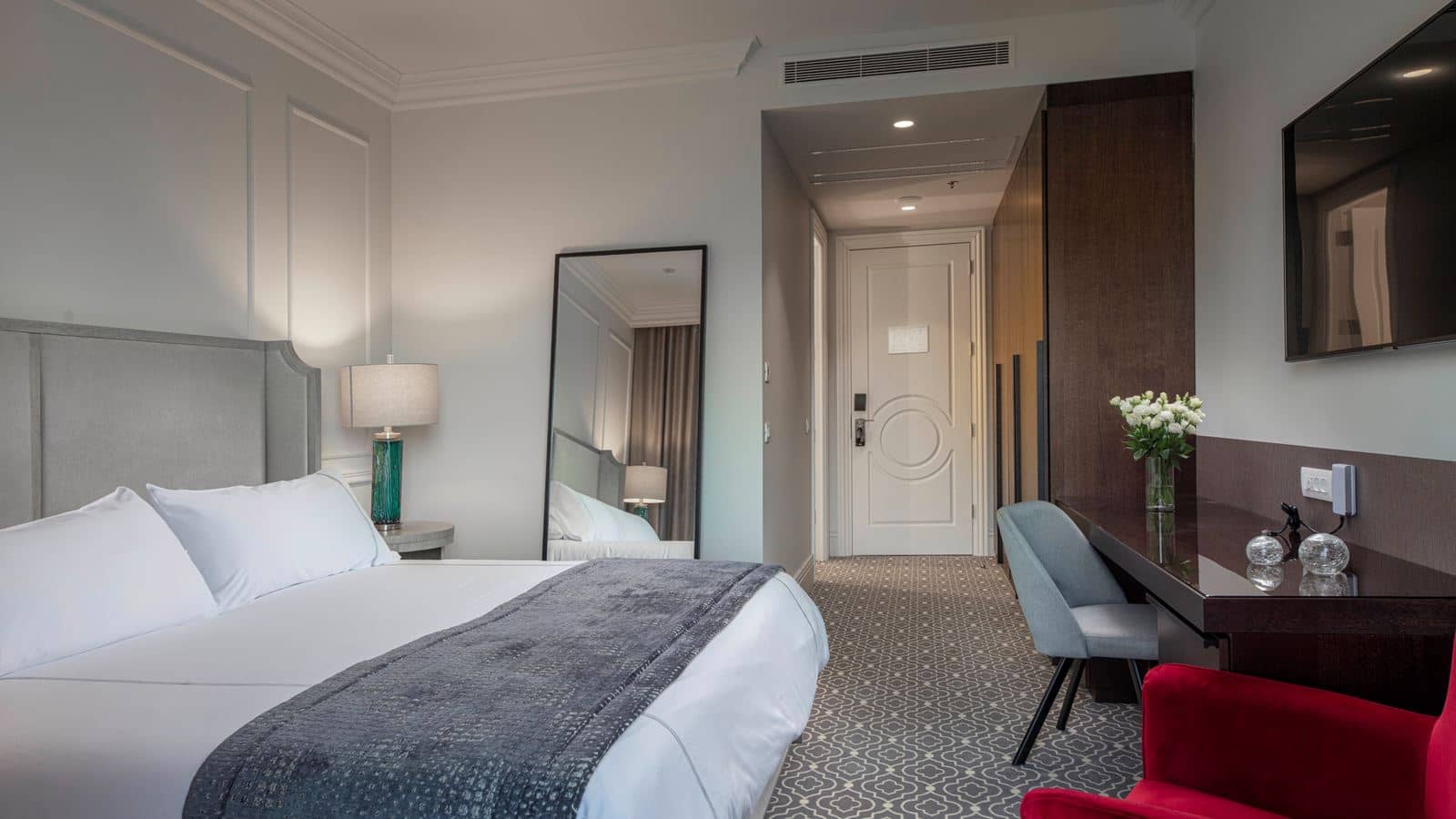 rooms-luxury-room-balcony