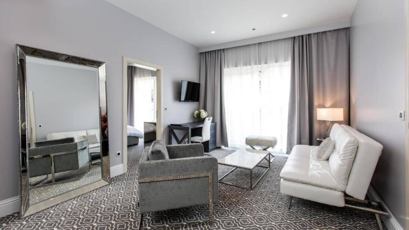 rooms-luxury-suite-balcony