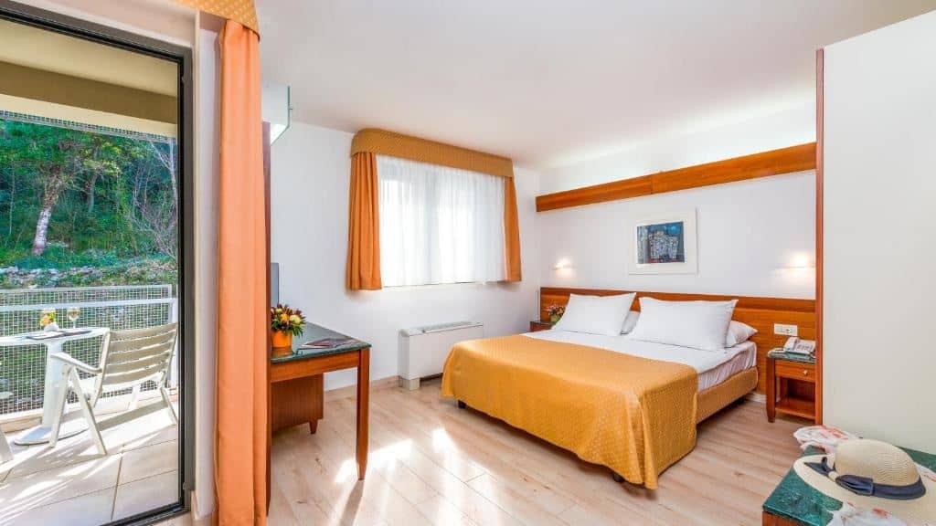 rooms-double-standard-room-park-view-balcony
