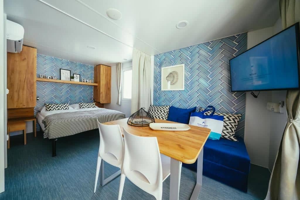 rooms-1-bedroom-mobilehome-terrace