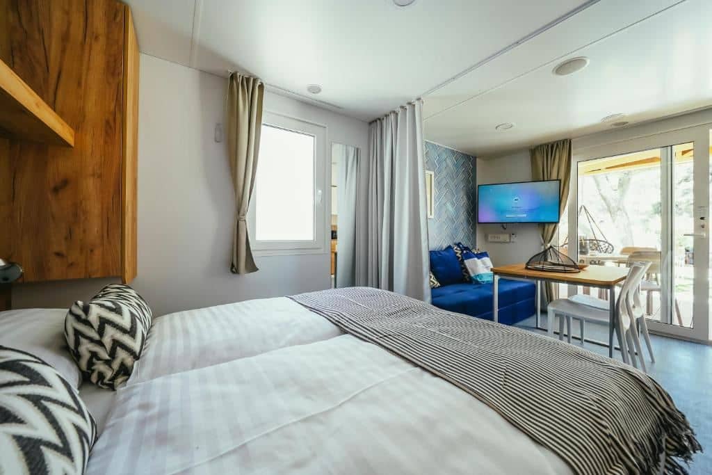 rooms-1-bedroom-mobilehome-terrace