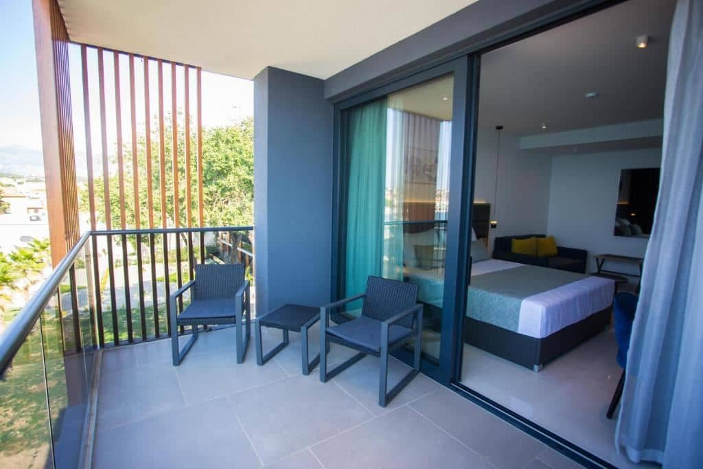 rooms-superior-upper-floor-room-seaview-balcony