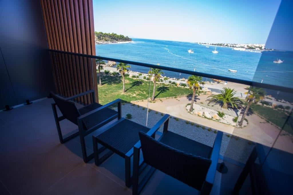 rooms-superior-upper-floor-room-seaview-balcony