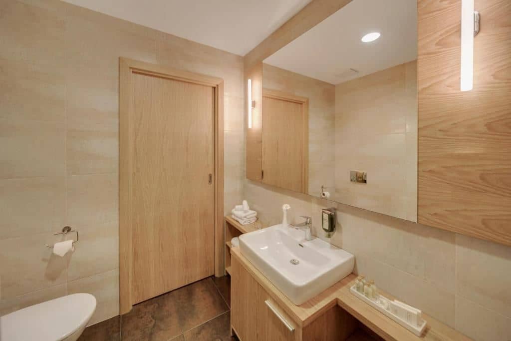 rooms-standard-room-cityview-balcony