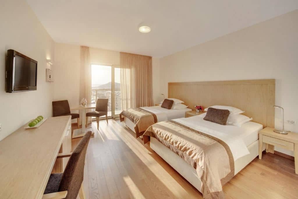 rooms-standard-room-cityview-balcony