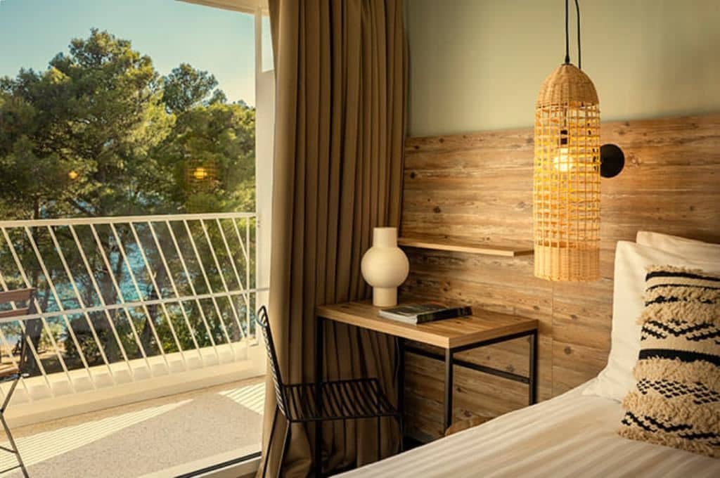 rooms-classic-room-seaside-balcony