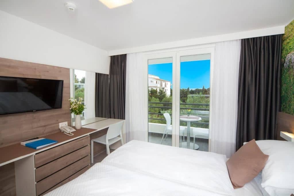 rooms-annex-familyroom-balcony