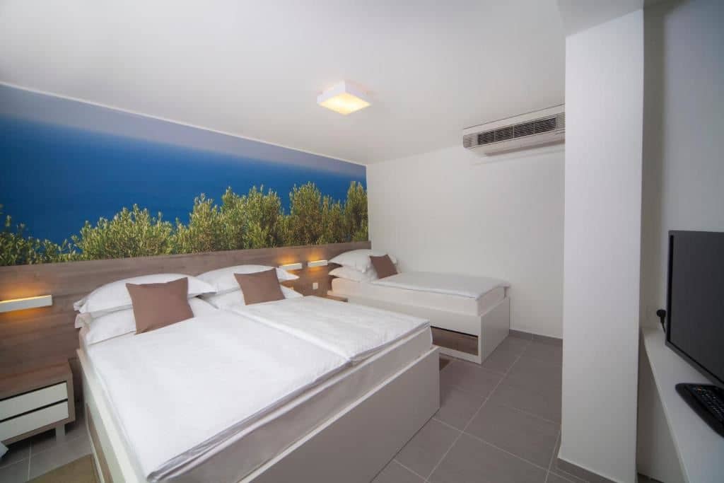 rooms-annex-familyroom-balcony