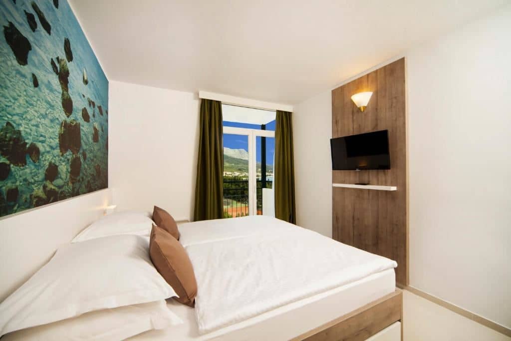 rooms-standard-room-seaside-balcony