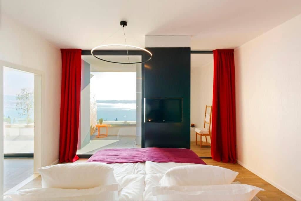 rooms-deluxe-suite-seaview-balcony