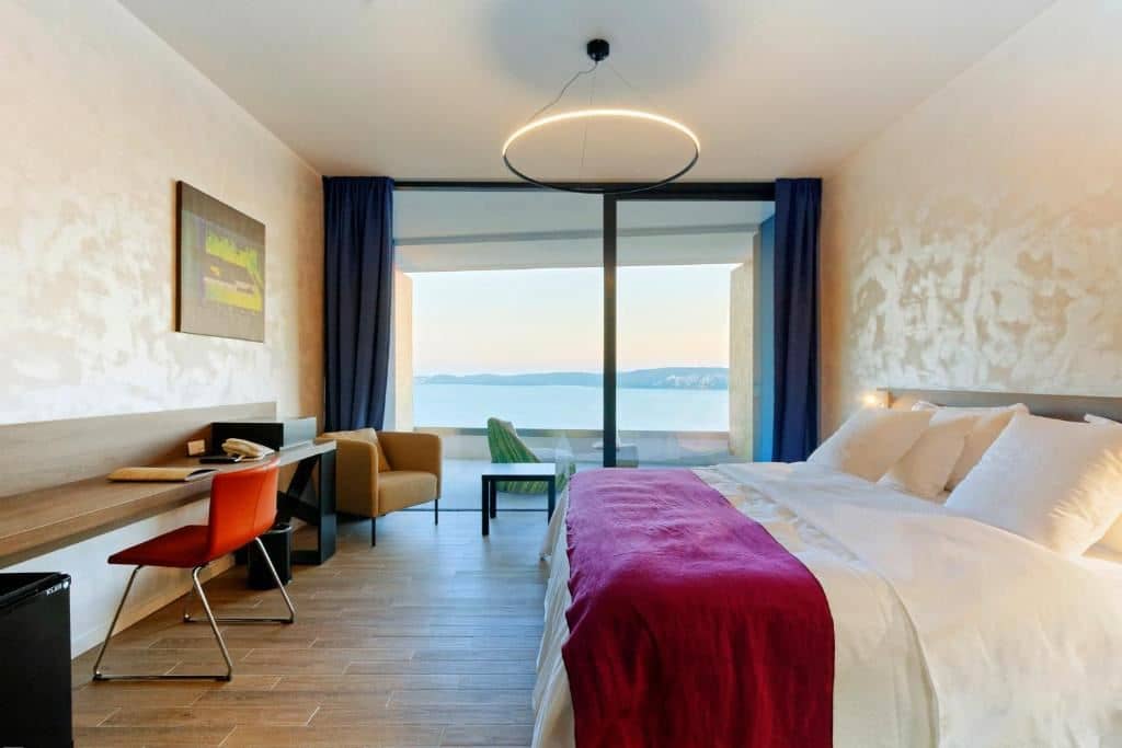 rooms-superior-room-seaview-balcony