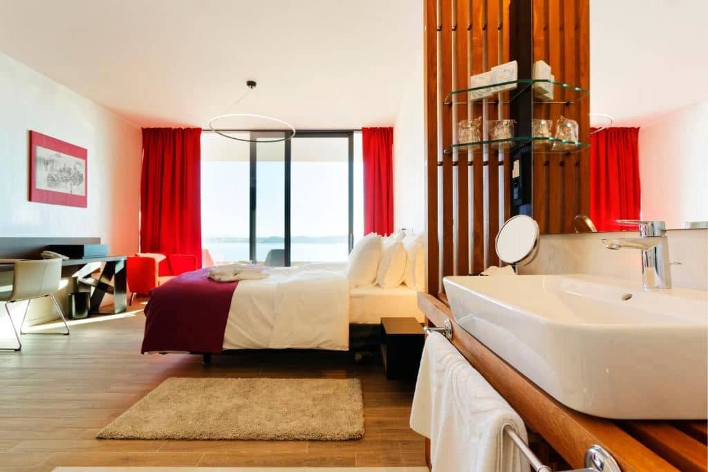 rooms-superior-room-seaview-balcony