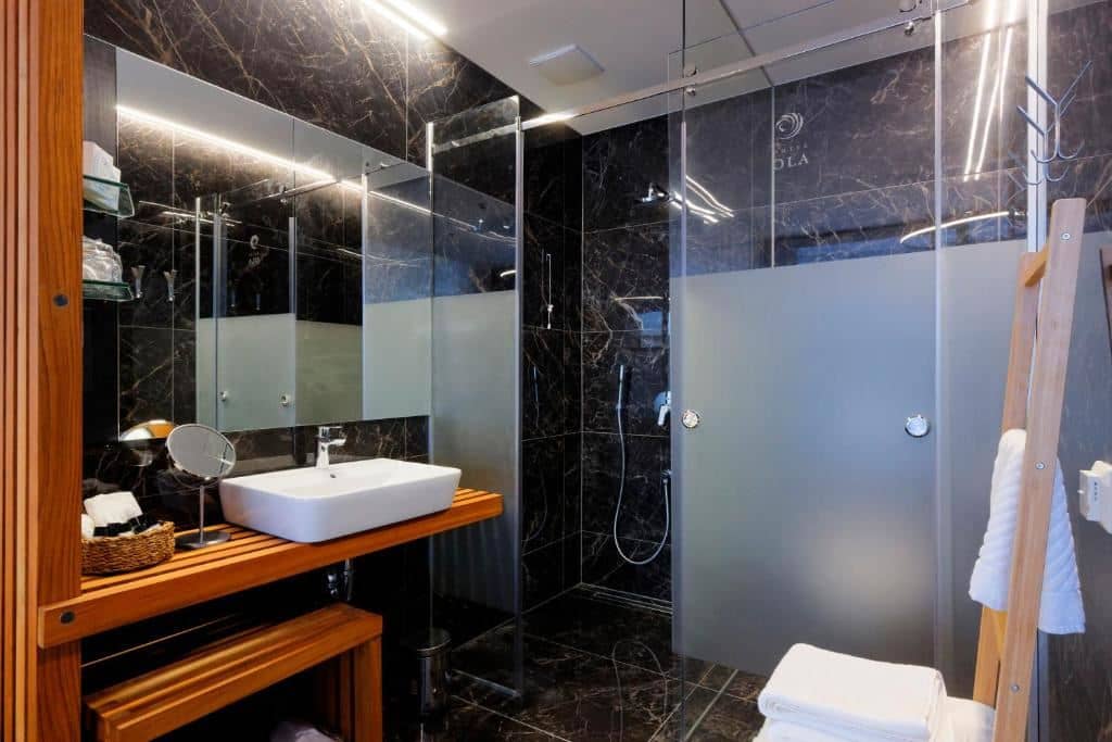 rooms-superior-room-seaview-balcony