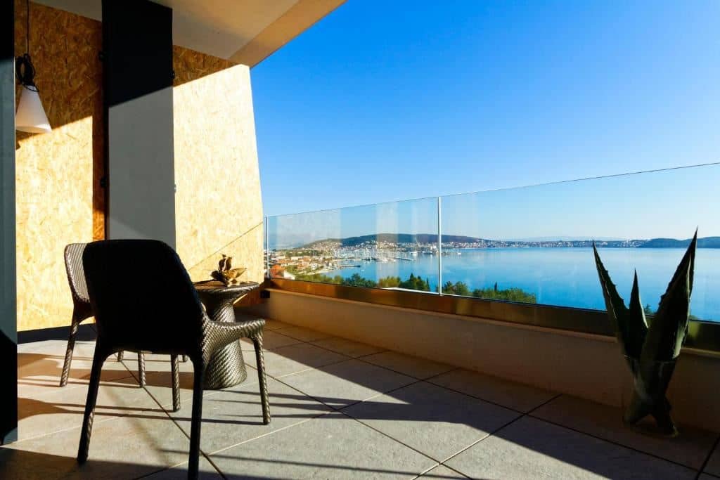 rooms-superior-room-seaview-balcony