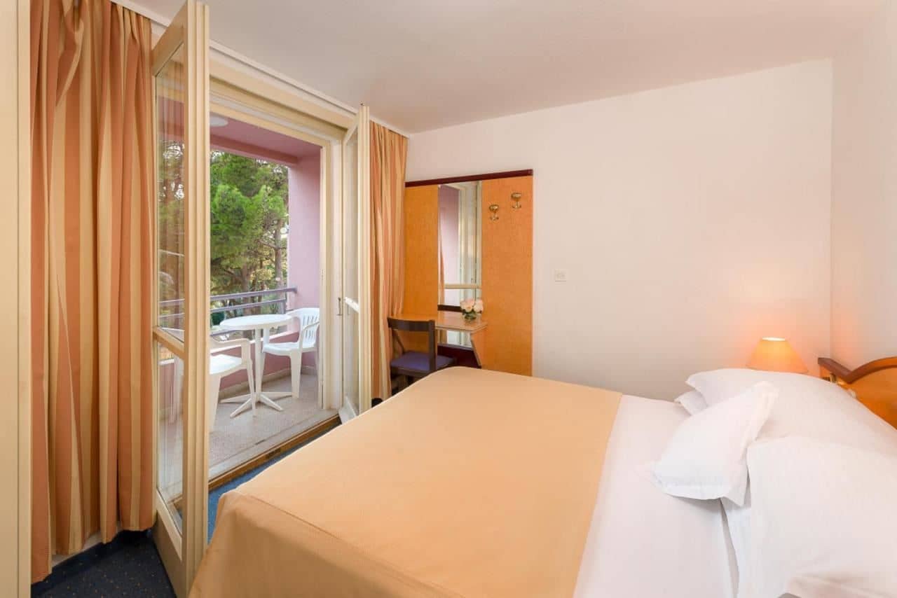 rooms-single-classic-room-park-view
