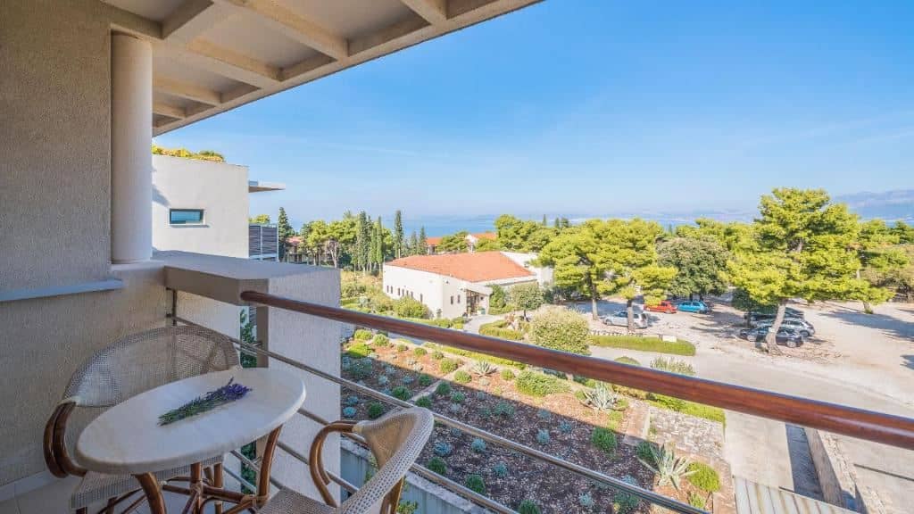 rooms-twin-superior-room-seaside-balcony