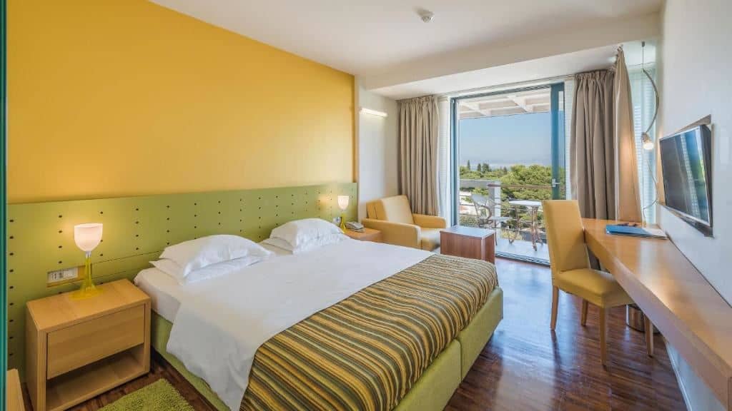 rooms-twin-superior-room-seaside-balcony