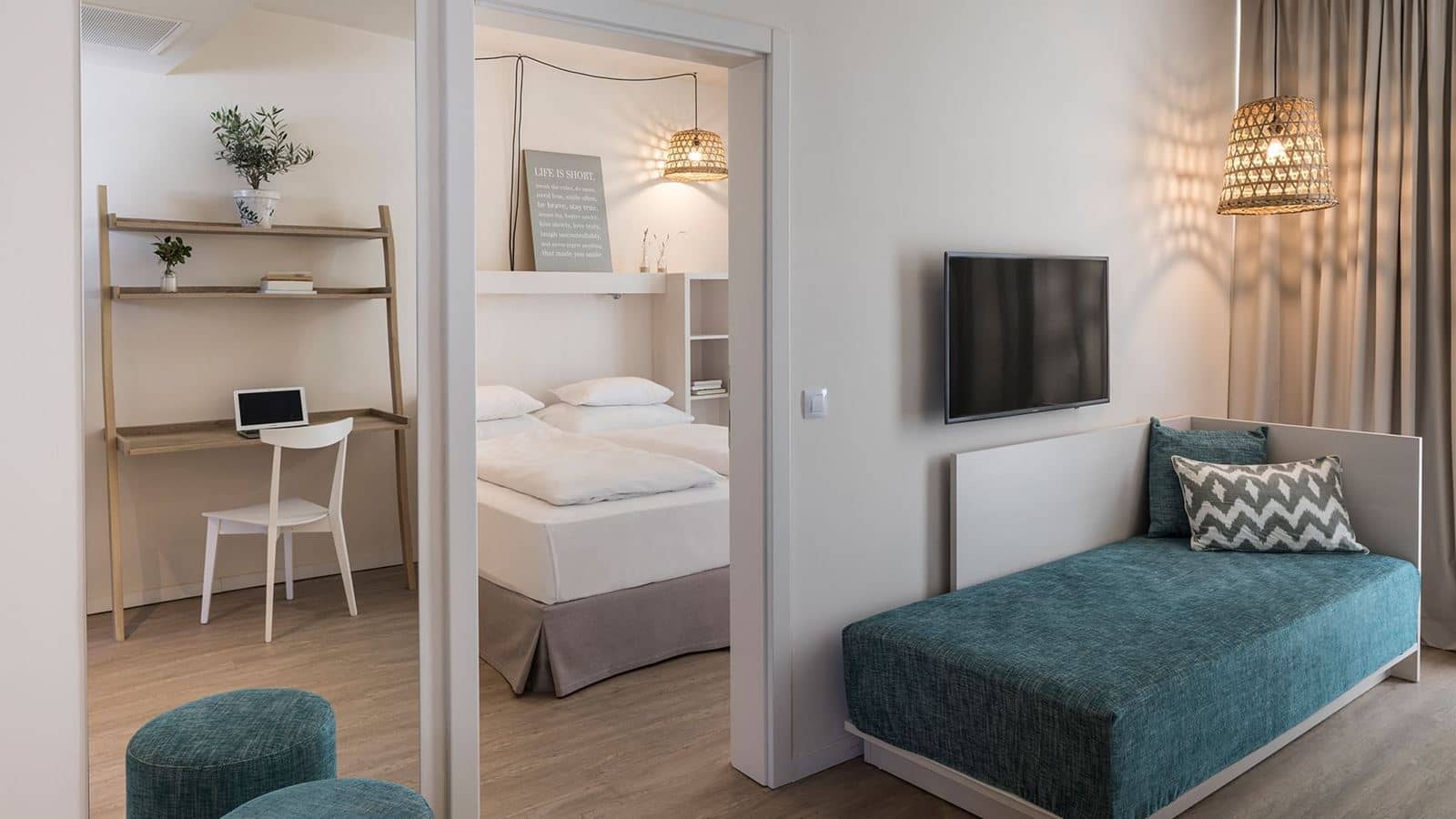 rooms-superior-family-room