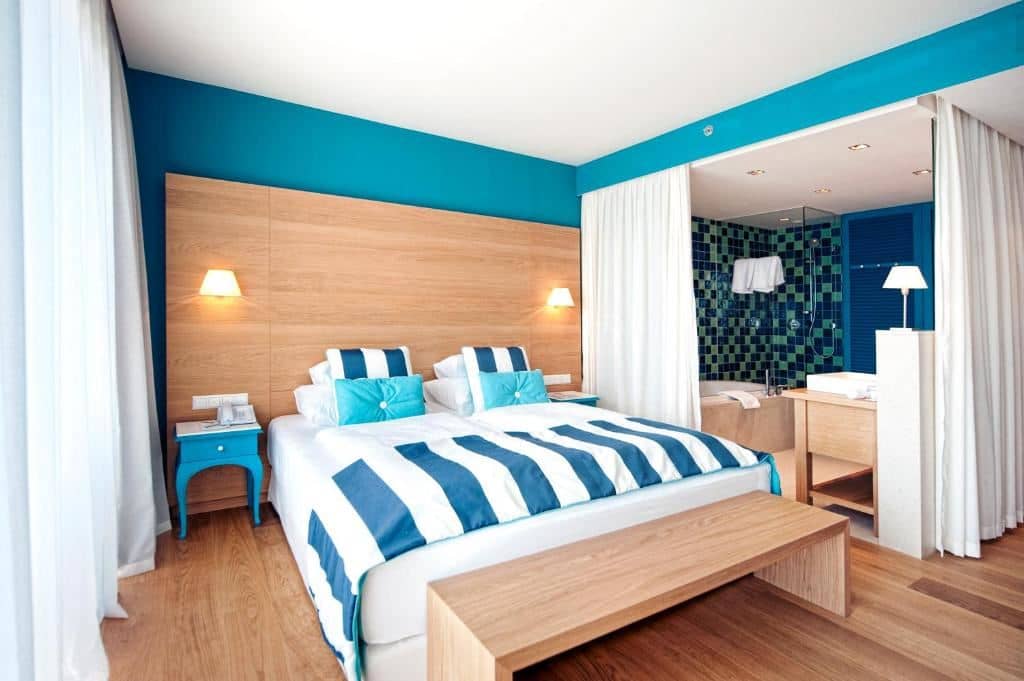 rooms-deluxe-room-sea-view-balcony