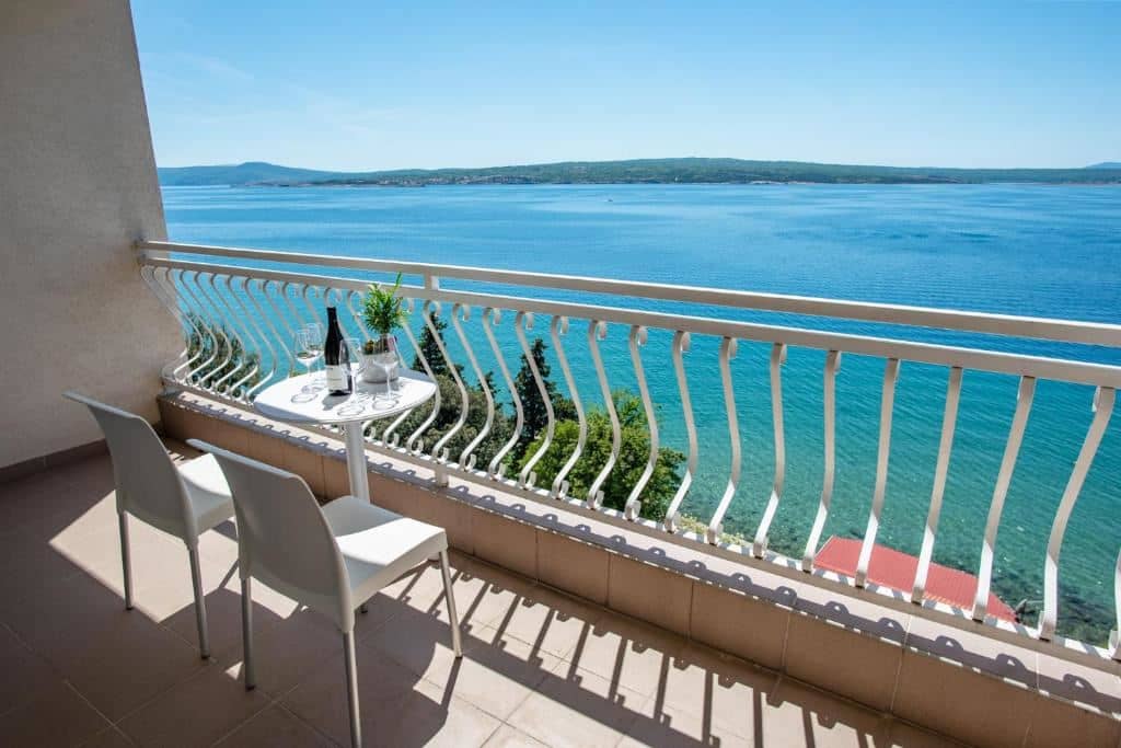 rooms-superior-room-seaview-balcony