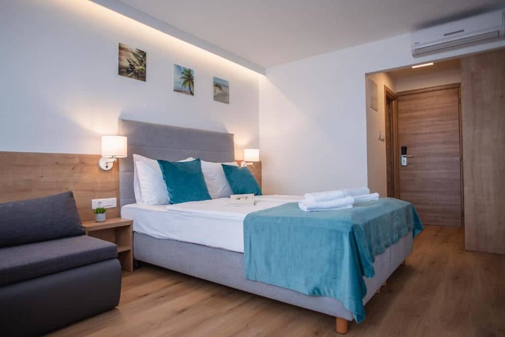 rooms-superior-room-seaview-balcony