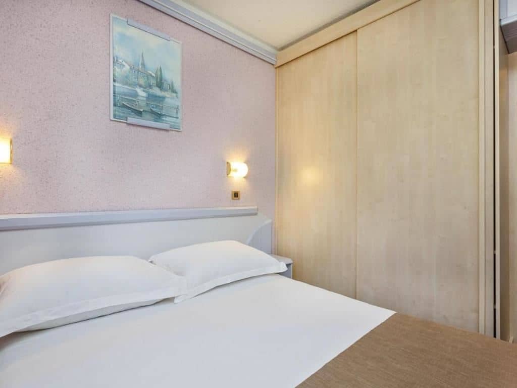 rooms-double-classic-room-balcony