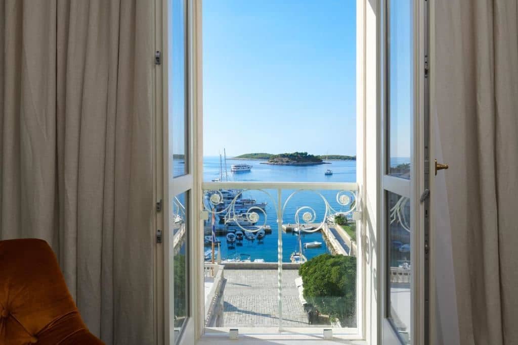 rooms-premium-room-seaview
