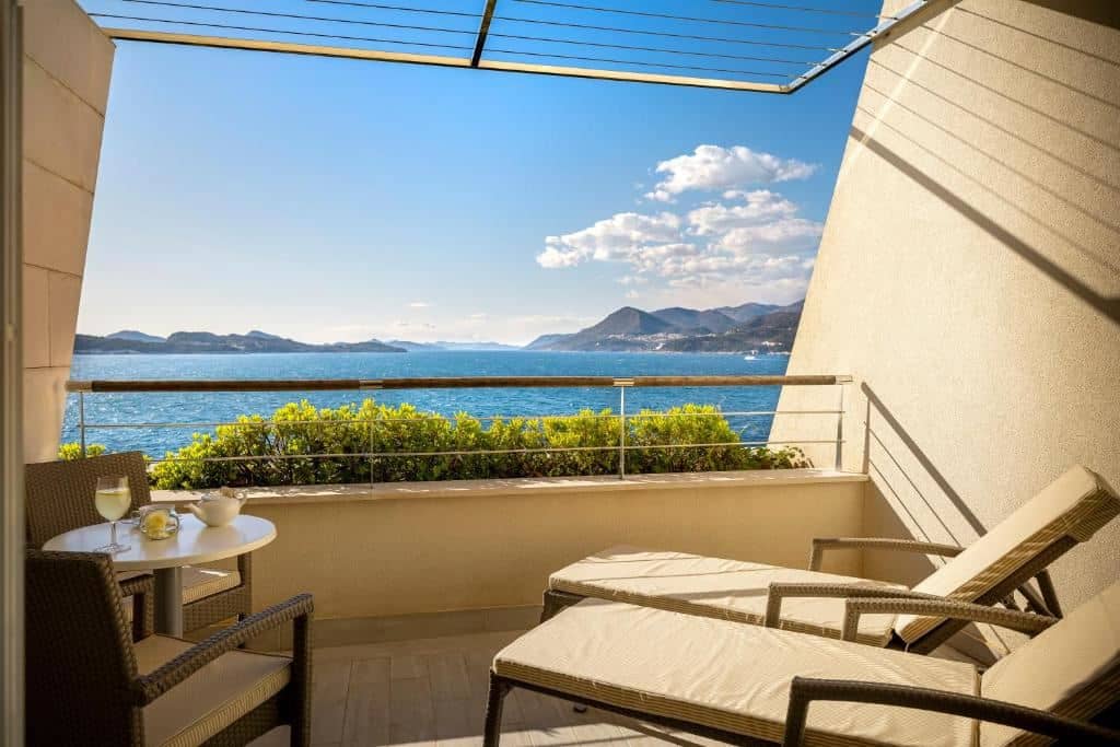 rooms-premium-room-sea-view-balcony