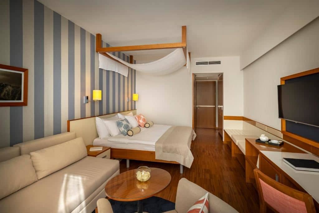 rooms-classic-room-sea-view-balcony