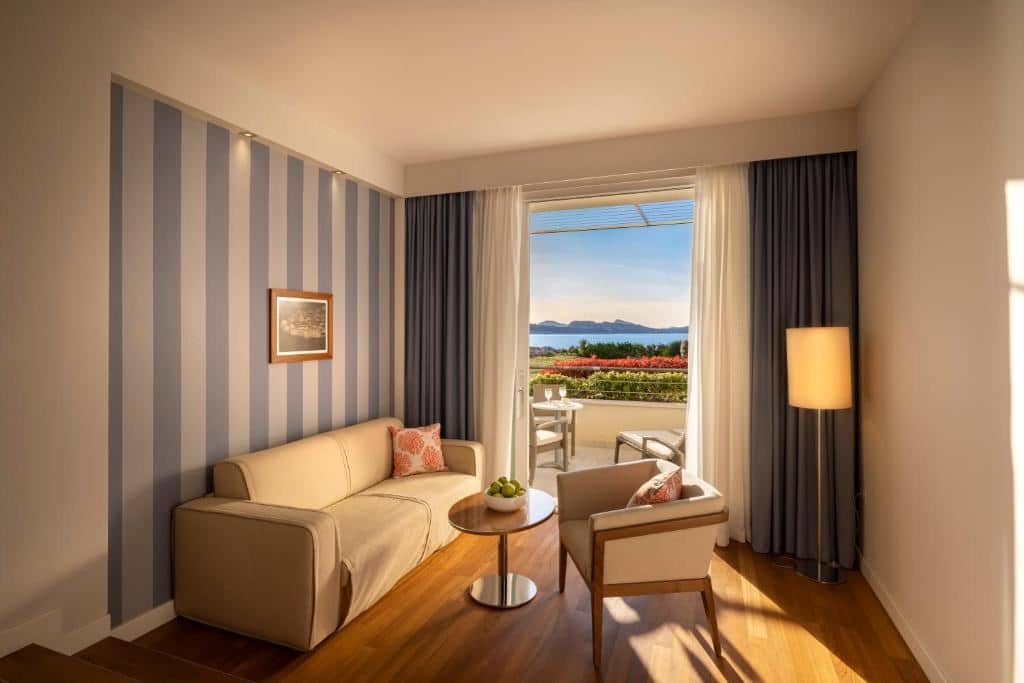 rooms-deluxe-room-sea-view-balcony